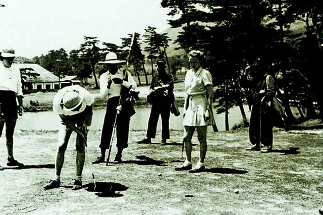 画像: 戦後の復活は昭和25年と早かったのは、米軍に接収、改修されたからだ。写真は駐留軍夫人たちによるプレー風景