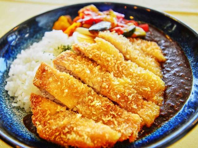 画像: 彩り野菜のキーマカレー、サラダ付き(1300円)に、トンカツを乗せたカツカレーバージョン(プラス800円)税別