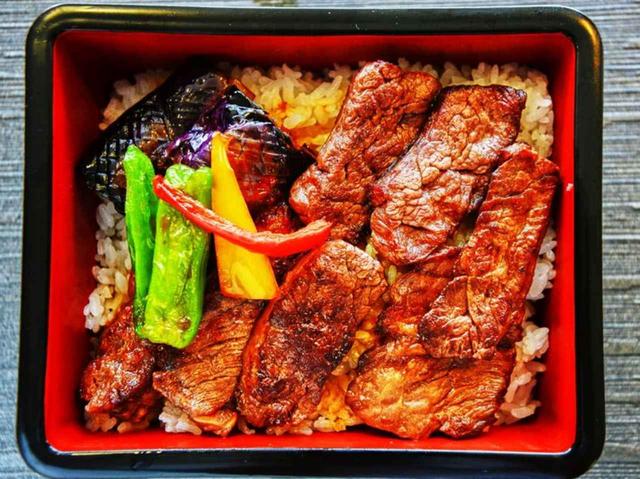 画像: 一番人気の国産和牛の焼肉重。サラダ、赤だし付き(2500円・税別)