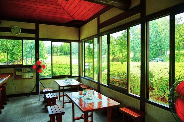 画像: ロイヤルコースの14番と17番の間にある茶店