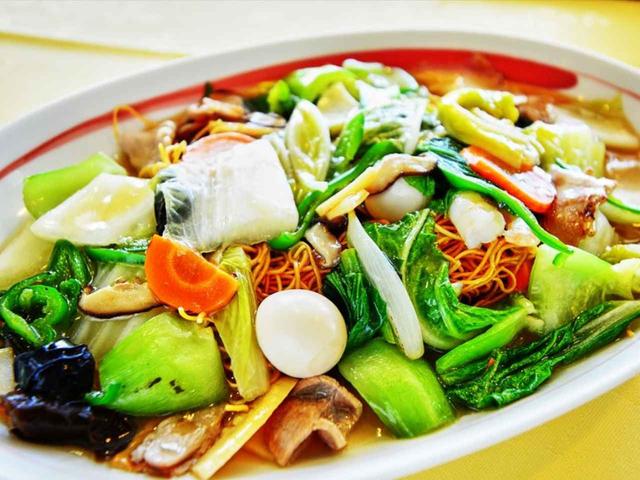 画像: クラブ名物メニューの皿うどん。単品(1300円)、ご飯付き(1500円)、寿司付き(1600円)税別