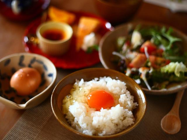 画像: 都内の高級料亭が主な出荷先だが、おしゃれな洋食屋さんカフェりんどうで至高のTKGを提供。サラダとデザートがついて1200円(取材時)。希少なタマゴのため、来店前に電話にて要確認
