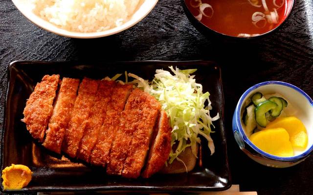 画像: とんかつ定食 700円(税込)。ほかに牛丼、カレー、蕎麦、うどん、焼き鳥などメニュー豊富