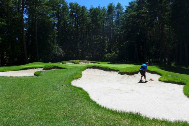 画像: 東の6番、グリーン手前のバンカー群、PGAツアー並みのショットコントロールが要求される
