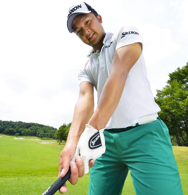画像: 「右手首を楽にして握ると、スウィング中に右手が邪魔をしなくなります」