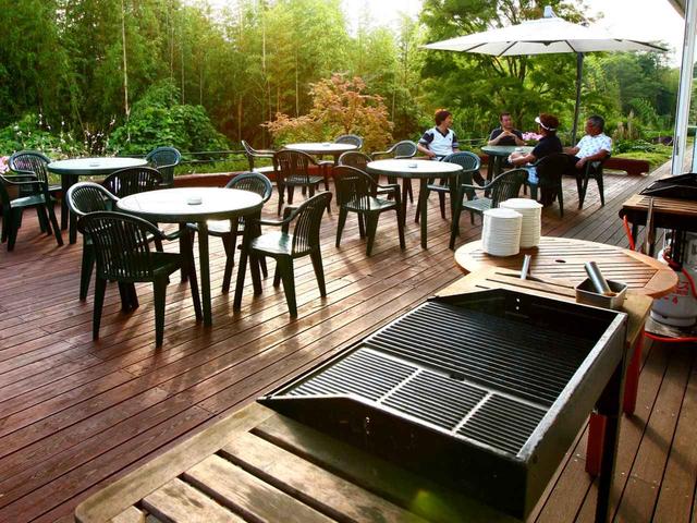 画像: 充実しているのは練習場だけではない、BBQができる設備の整ったテラスもある!
