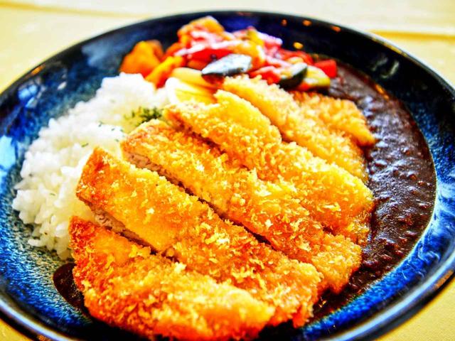 画像: 彩り野菜のキーマカレーライスのトンカツ乗せ 2100円(サラダ付き)