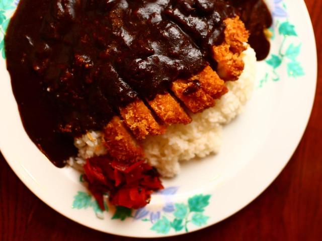 画像: ビターなコクと旨味の強いルウがカツに絡んで絶妙にマッチ