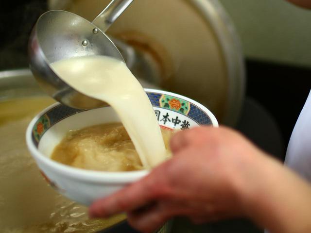 画像: 豚骨と鶏ガラをじっくり煮込んで作った白っぽいスープは徳島ラーメンの元祖とも言われる