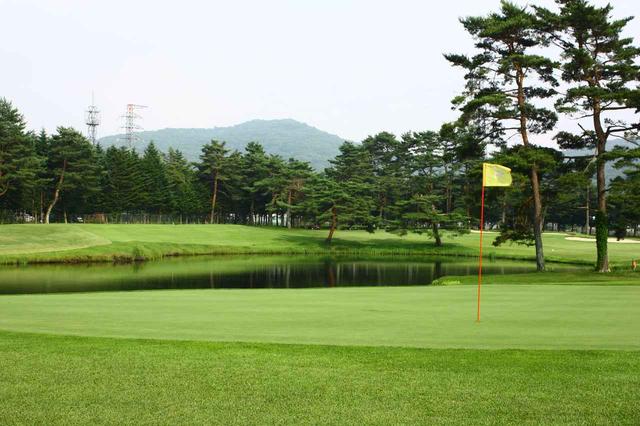 画像: 9ホールのうち6ホールが池絡み