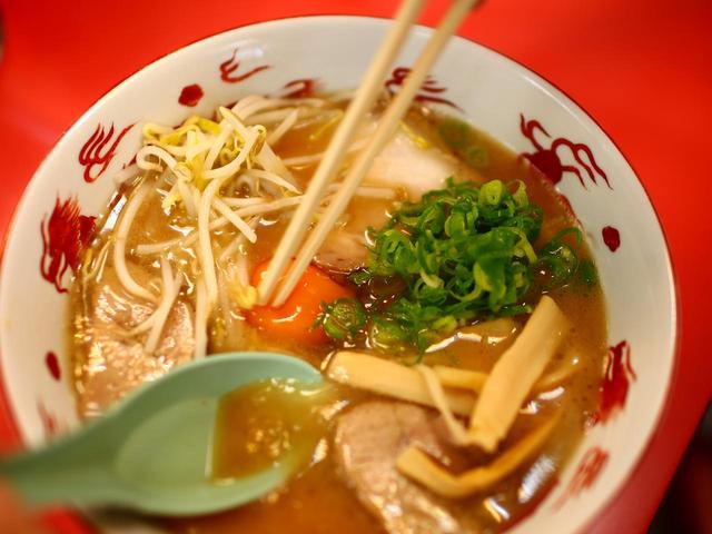 画像: ラーメン店でアルバイトをしていた店主が研究して作り上げたスープは黄土色。徳島ラーメンの中では「黄系」と呼ばれる。おろしニンニクを入れると深みが増す