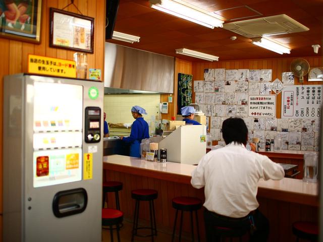 画像: 壁一面のおびただしいサイン色紙が味を物語る