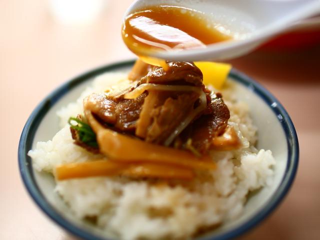 画像: 【徳島ラーメン】スープはとんこつ醤油だが、白系、黄系、茶系に分かれる。ゴルフ場G麺ご当地ラーメンレポ