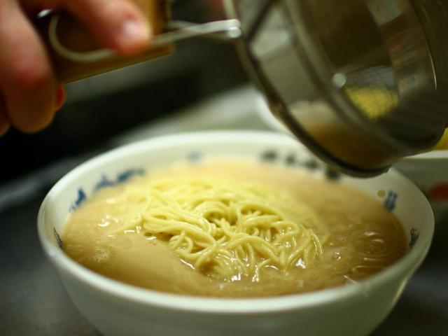 画像: 見た目とは裏腹にあっさりした味が人気で県外にもファンが多い