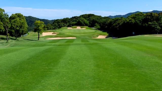 画像: 3番 284Y P4 短めの左ドッグレッグ、グリー四方にはバンカー