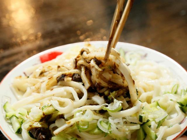 画像: 【じゃじゃ麺の食べ方】もちっとした麺とぎっちり詰まった濃厚な味噌をしっかりかき混ぜる