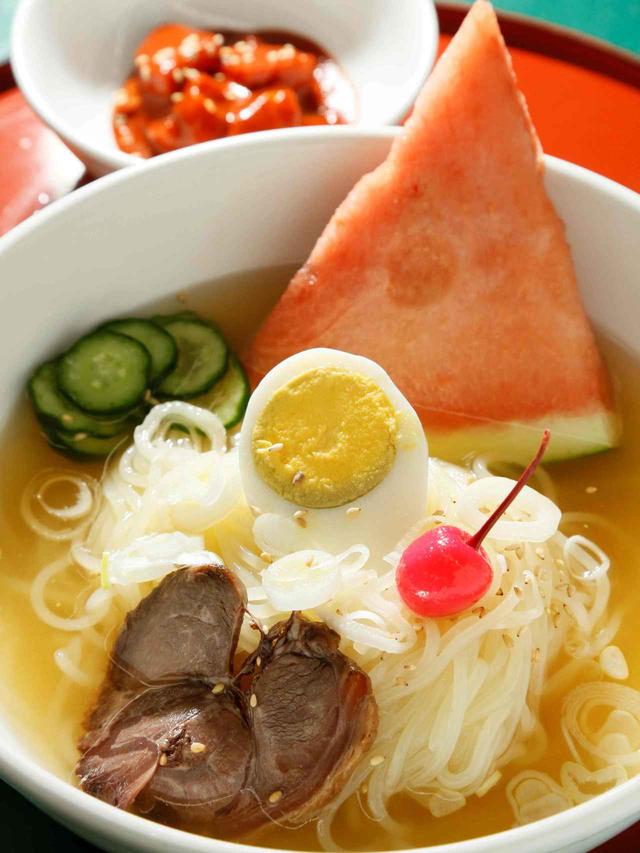 画像: 地産地消にこだわったメニューどれも人気。中でもチキン南蛮と盛岡冷麺は岩手を感じる大人気メニュー。鶏肉はもちろん南部鶏を使用している