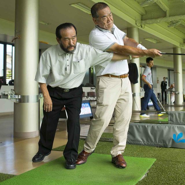 画像: フォローまで手を返さずに振り抜く