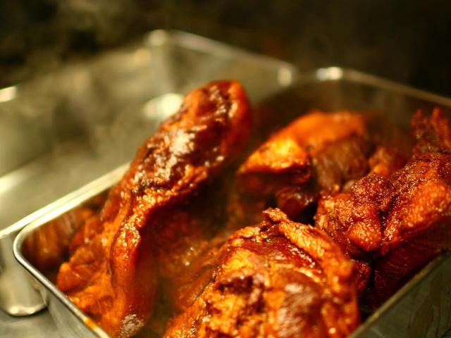 画像: チャーシューも醤油で炊いているので塩気たっぷり