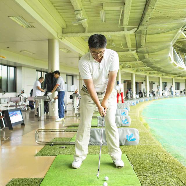 画像: フックに悩むという川島さんのショット。一見、パワフルなスウィングに見えますが…