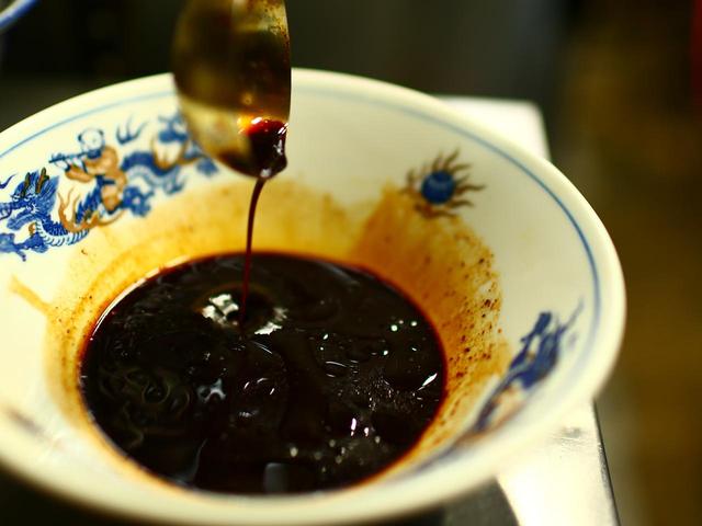 画像: スープは5種類の醤油をベースに作った秘伝のタレを使用