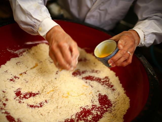 画像: 一番粉に小麦粉を混ぜ、卵と水でつないでいく