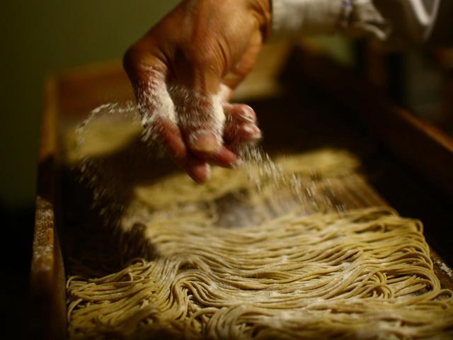 画像: そばの実の中心に近い部分だけを使っているので、蕎麦は白い
