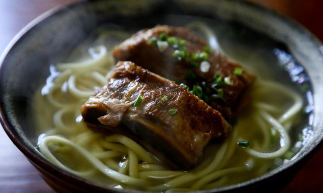 画像: とろっとろの豚のアバラ肉が乗っています。沖縄本島の縮れ麺とは違って素直な中太麺。これで年越し!