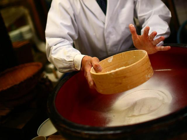 画像: 北海道産と信州産、越前産の蕎麦粉を季節や気候によってブレンド