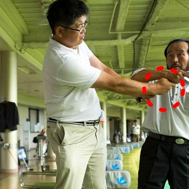 画像: 右手のひらの向きを変えずに振り抜く。これが正確なショットの土台