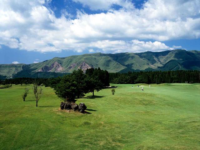 画像: 中岳コース 13番ホール、364ヤード、パー4。秋にはススキの穂が一面に出て、ホールをセパレートする