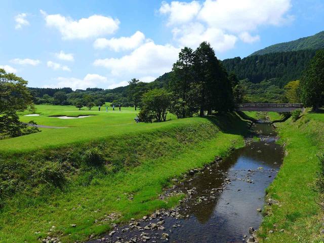 画像: 7番のグリーン奥に流れるクリークから