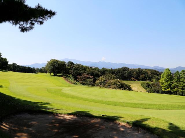 画像: 【大山を望む平坦な草原に。本厚木カンツリークラブ】
