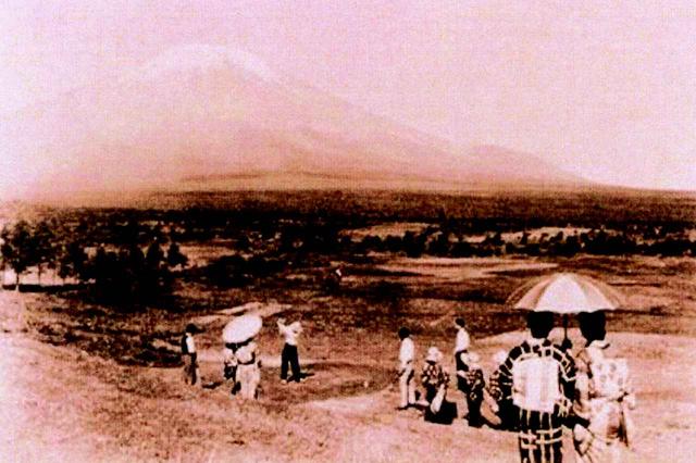 画像: 着物姿はプレーヤーの同伴者なのだろうか