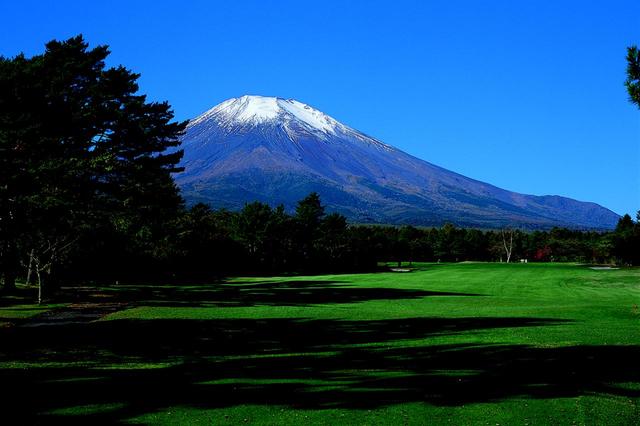画像: 14番ホール/375㍎/パー4 富士山が見事な景色。ホール左右がOBのため、ドライバー以外のクラブで攻めたい。2打地点からはやや打ち上げになり、大きめのクラブを手にしたい
