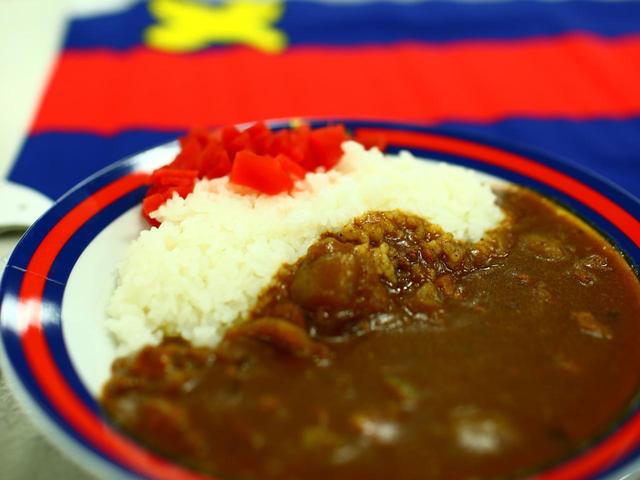画像: 三田キャンパス内にある学食「山食」。昔ながらの懐かしいカレーは学生に人気。お皿も慶應カラーでおしゃれ