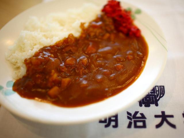 画像: 明治大学の「明大カレー」。味もさることながら量が多くて驚き!