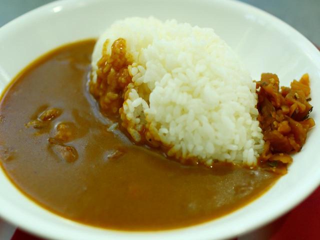 画像: 早稲田大学本キャンパス内にある食堂のカレー。「ザ・カレーライス」といった王道の味。安さもさることながらその量に驚く
