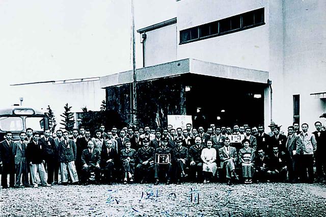 画像: 昭和26年4月10日に全関東プロ招待競技が行なわれた。当時は米軍の管理下にあったため将校が参列している