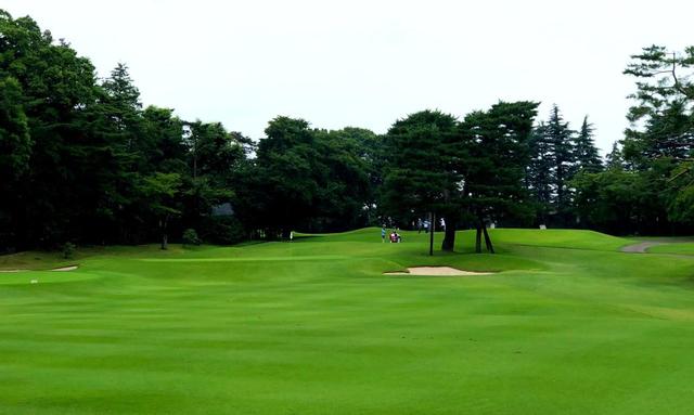 画像: 1番ホール/521㍎/パー5 Aグリーンを狙う3打目地点。奥は禁物