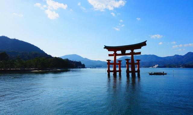 画像: 厳島神社の玄関口、大鳥居