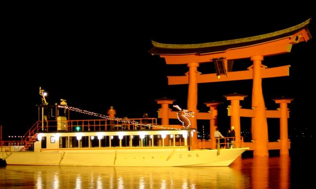 画像: 夜はライトアップした厳島神社へナイトクルージング