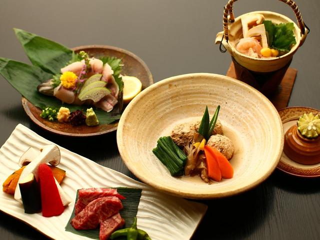 画像: 季節の料理が一品ずつ登場。