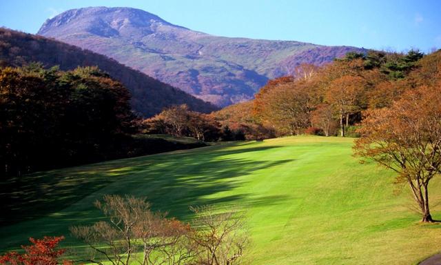 画像: コースの標高は約900m。那須岳の標高は1917ⅿ。秋になると紅葉の借景が見事に!