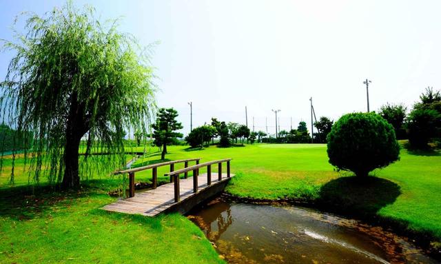 画像: 1番 61Y P3 スタートホールから池越え。ナイスオンして橋を渡りたいですね