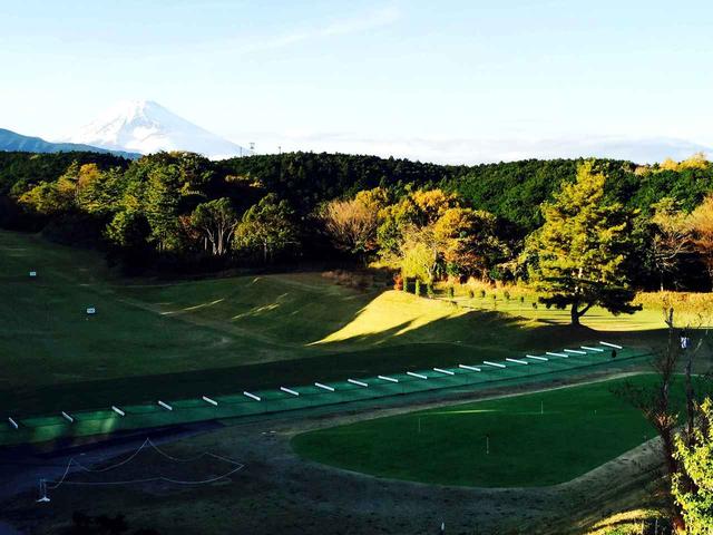 画像: 富士山を望む300ヤード超のドライビングレンジ。大会中は一段前の芝生打席から。トッププレーヤーがずらりと並んで打つ練習風景は圧巻