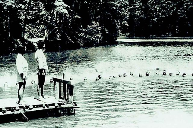 画像: 昭和33年、コース内の池で水泳教室が行なわれた