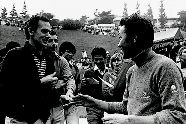 画像: 昭和53年各国の男女プロによるミックスダブルスが行なわれた。左はデビット・グラハムとトニー・ジャクリン、右は青木功