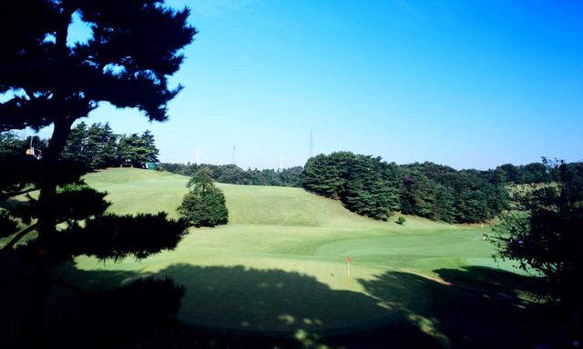 画像: 1番/500㍎(高麗G)/パー5 2つの高低かつ斜めに配置。2打目は左右のグリーンの間狙い