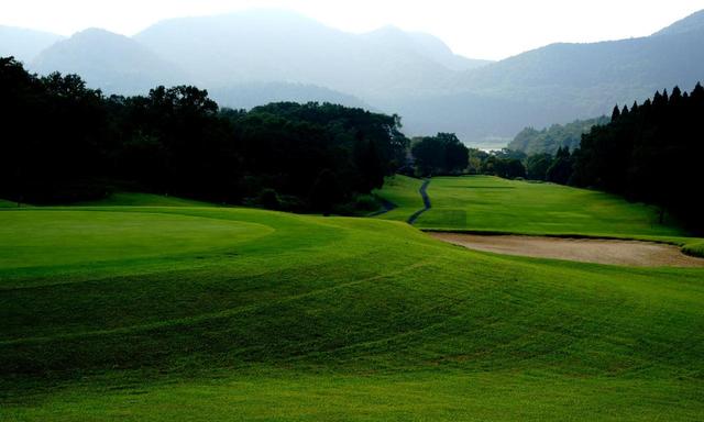 画像: 耶馬日田英彦山国定公園内に広がる丘陵コース、湯布院カントリークラブ